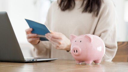 通帳の残高を確認する女性