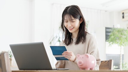 通帳の残高を確認する女性