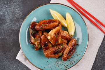 Grilled spicy chicken wings with herbs and lemon