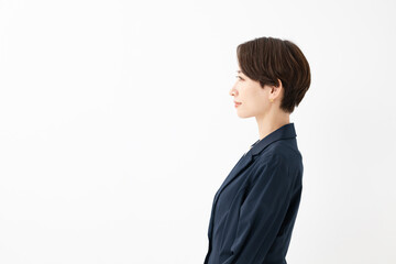 ジャケットを着た女性の横顔