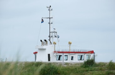 Nordseeufer mit Schiff