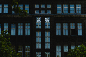 Eine Fassade eines leerstehendem Gebäudes in der Dämmerung.