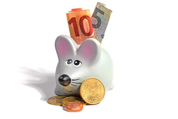 Maus und Kleingeld vor weißem Hintergrund