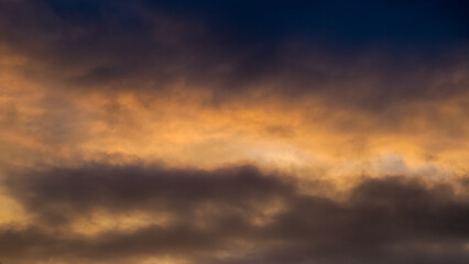 Fototapeta premium Ciel rougeoyant sous des cumulus, pendant le crépuscule