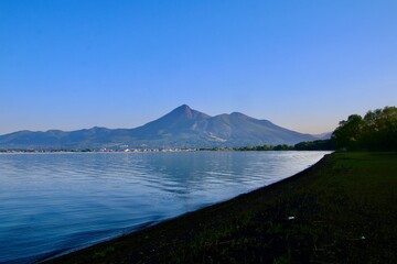 早朝の猪苗代湖と磐梯山・天神浜（福島県・猪苗代町）