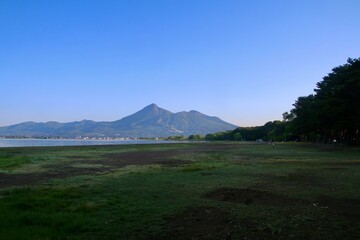 Fototapeta premium 早朝の猪苗代湖と磐梯山・天神浜（福島県・猪苗代町）