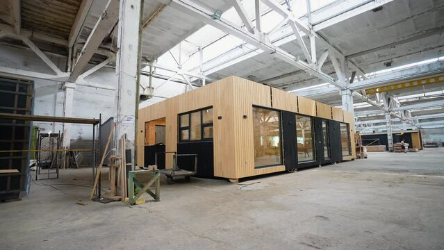 Prefabricated mobile modular container house in factory