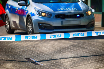 Miejsce przestępstwa - Taśma zabezpieczająca niebieska z napisem policja. Taśma policyjna.  © FotoDax