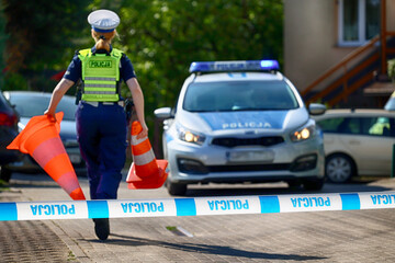 Miejsce przestępstwa - Taśma zabezpieczająca niebieska z napisem policja. Taśma policyjna.  © FotoDax