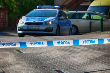 Miejsce przestępstwa - Taśma zabezpieczająca niebieska z napisem policja. Taśma policyjna.  © FotoDax