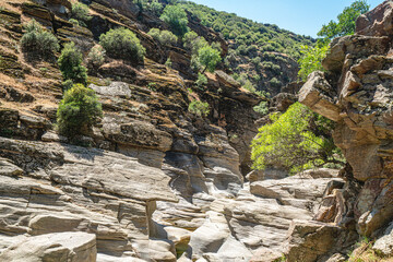 Scenic views of Taşyaran Valley, which is approximately 45 km from the city center on the Uşak-İzmir Highway; It was formed as a result of water, wind and tectonic movements.