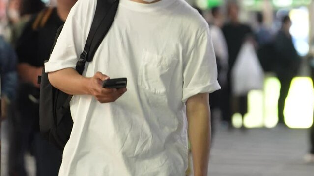 歩きスマホのイメージ / People Walking While Using Smartphones (4K slow motion)