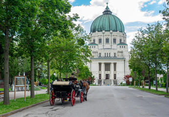 Wien, Zentralfriedhof, morbide schöner Friedhof mit Ehrengräbern - Wiener Zentralfriedhof, Allee...