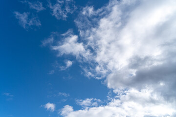 雲の多い早春の青空