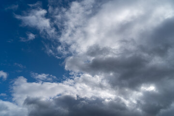 雲の多い空