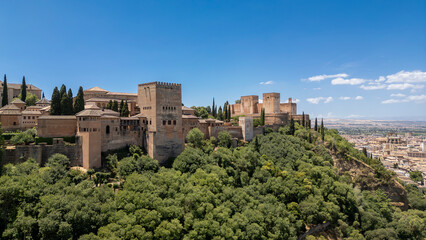 Vista aérea de la hermosa alhambra de Granada en Andalucía, España