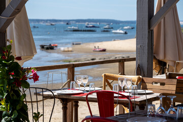 CAP FERRET (Bassin d'Arcachon, France). Cabane de dégustation d'huîtres au bord de la baie