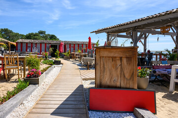 Obraz premium CAP FERRET (Bassin d'Arcachon, France). Cabane de dégustation d'huîtres au bord de la baie