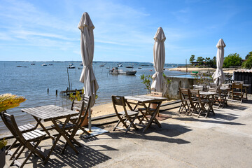 CAP FERRET (Bassin d'Arcachon, France). Cabane de dégustation d'huîtres au bord de la baie