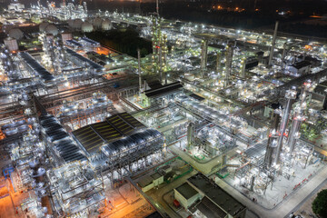 Fototapeta premium Overhead View of Industrial Refinery at Night