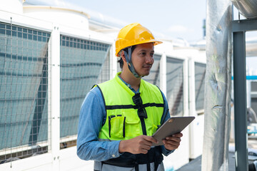 An engineer checks the status of a large AHU air conditioner control valve.
