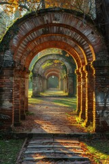 Fototapeta premium Majestatyczna ceglana ścieżka łukowa skąpana w rozproszonych promieniach słońca, prezentująca połączenie historycznej architektury i jesiennego piękna natury