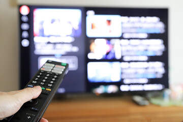 テレビとリモコン　視聴イメージ