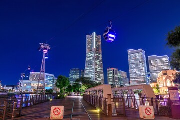 横浜市、汽車道と横浜エアキャビンの夜景 © yako