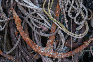 Rostiger Anker und alte Taue eines Fischers aus der Stadt Schleswig in der Fischersiedlung Holm