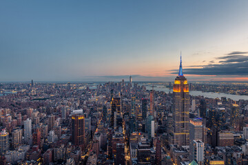Obraz premium Aerial view of the Empire State Building and downtown Manhattan at dusk, New York City. 