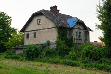 Miasto Wieliczka - czerwiec 2024. Okolice kopalni soli. Stary dom w ruinie.
