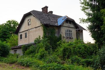 Miasto Wieliczka - czerwiec 2024. Okolice kopalni soli. Stary dom w ruinie.
