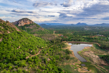 Obraz premium A mud road running through a designated forest area in South India
