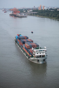 JIUJIANG, CHINA - JUNE 15, 2024: Shipping containers and bulk vessels carrying production and household goods are busy on the Jiujiang section of the "golden waterway" of the Yangtze River.
