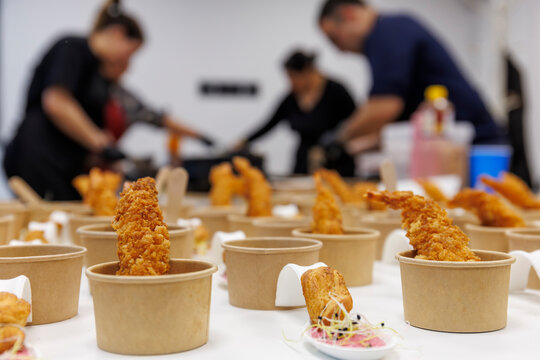 Employ&eacute;s pr&eacute;parant &agrave; manger dans des portions individuelles lors d'un &eacute;v&eacute;nement d'entreprise