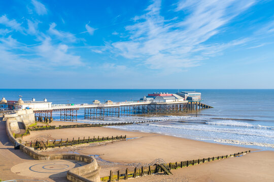 Fototapeta Cromer pier from an elevated viewpoint on a Spring day