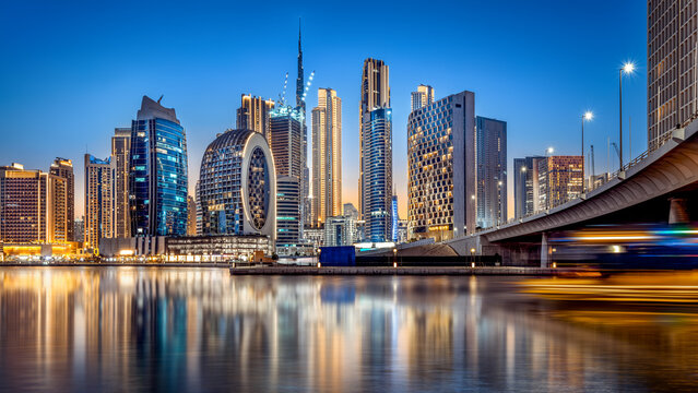 Fototapeta the business bay of dubai dat night