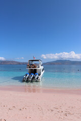 Fototapeta premium Small boar anchored on Pink beach - Padar island