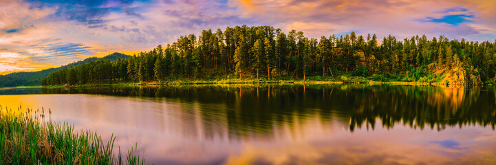 Obraz premium Tranquil Sunrise Panoramic Landscape at Stockade Lake in Custer State Park, South Dakota: The Black Hills Country Summer Skyline and Water Reflections