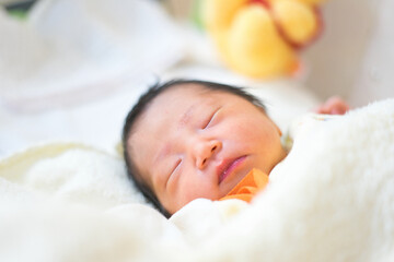 眠る新生児