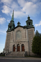 Fototapeta premium Église portes, jour , nuages, vertical