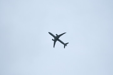Un avion dans le ciel