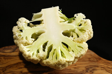 cavolfiore sezionato su fondo nero