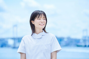 白衣を着た若い女性