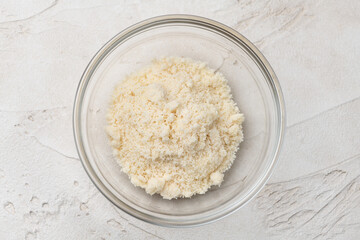 ガラスの器にアーモンドプードルの俯瞰