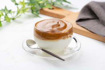 ガラスのカップにはいったダルゴナコーヒー