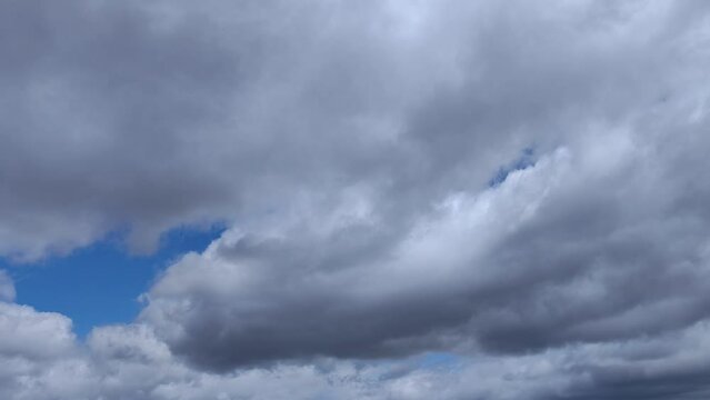Mixture between cumulus and stratocumulus circulating in the cloudy sky