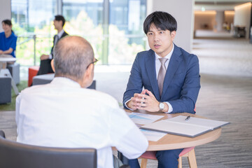 商品サービスを説明する男性ビジネスマン