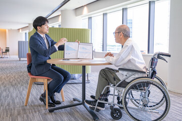 商品サービスを説明する男性ビジネスマン