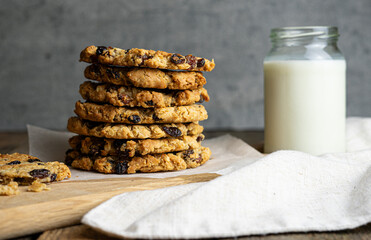 oatmeal and raisin cookies with milk